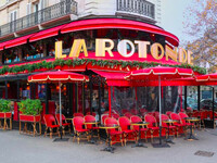 Właściciel Café de la Rotonde w Paryżu pozwalał ubogim, głodnym artystom płacić za kawę i przekąski swoimi obrazami i rysunkami. Ściany kawiarni w całości ozdobione były obrazami, które dzisiaj są bezcennymi dziełami