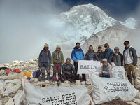 Ci nepalscy alpiniści usunęli 2,2 tony śmieci z Everestu podczas nieobecności turystów