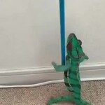 Kameleon wspinający się  po kredkach –  