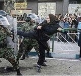 Rosyjscy mężczyźni: "Nie możemy przeciwstawić się naszemu brutalnemu i totalitarnemu reżimowi, to zbyt niebezpieczne! Musimy uciekać z kraju!!!"  Irańskie kobiety: –  