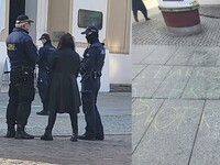 W sobotę w Toruniu policja zakuła 
w kajdanki i zawlekła do radiowozu 17-letnią Malwinę, która na chodniku przed kościołem napisała kredą imiona księży-pedofilów. Według jej relacji policjanci wcześniej radzili się księży