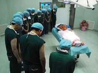 Personel medyczny kłania się, by oddać hołd 17-letniej dawczyni organów, która uratowała życie wielu osobom –  