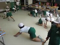 W przedszkolach i żłobkach w Japonii nie ma sprzątaczek. 
Dzieci są uczone, że mają 
same po sobie sprzątać