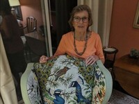 ”Moja 86-letnia babcia i  wyhaftowany przez nią fotel.  25 lat pracy. Babcia przypatrywała  się zwierzętom, aby odpowiednio  dobrać kolory, mało tego, kupiła  sobie nawet prawdziwego, żywego  pawia. Siadanie w tym fotelu  to prawdziwy przywilej" –  
