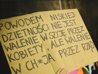 Jeszcze jeden transparent ze Strajku Kobiet: –  POWODEM NIESKIEJ DZIETNOŚCI NIE JEST WALENIE W SZYJĘ PRZEZ KOBIETY, ALE WALENIE W CH*JA PRZEZ RZAD
