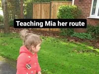 Niewidoma dziewczynka  uczy się drogi do nowego domu  babci i dziadka –  