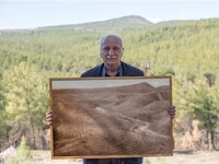 Hikmet Kaya, emerytowany inżynier leśnictwa z Turcji, stoi przed terenem, który zalesił, trzymając
w ręku zdjęcie sprzed 41 lat, 
kiedy zaczynał
