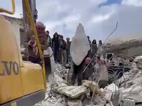 Uratowany noworodek spod gruzów
- Aleppo Syria