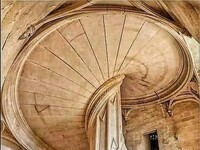Klatka schodowa w zamku Chambord we Francji zaprojektowana przez Leonarda da Vinci w 1516 roku –  