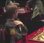 13-letni Magnus Carlsen, obecny arcymistrz szachowy i wielokrotny mistrz świata, znudzony pojedynkiem 
z Garrim Kasparowem w 2004 roku