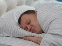 Jeśli znalazłeś idealną pozycję do spania, nie jest ci zimno ani gorąco, nic nie przeszkadza ci spać, to znak, że za 3 minuty zadzwoni budzik –  