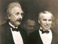 Kiedy Albert Einstein spotkał Charliego Chaplina w 1931 roku, Einstein powiedział: – "To, co najbardziej podziwiam w twojej sztuce, to jej uniwersalność. Nie mówisz ani słowa, a jednak świat cię rozumie".  "To prawda." Odpowiedział Chaplin: "Ale twoja sława jest jeszcze większa. Świat cię podziwia, a nikt cię nie rozumie". 
